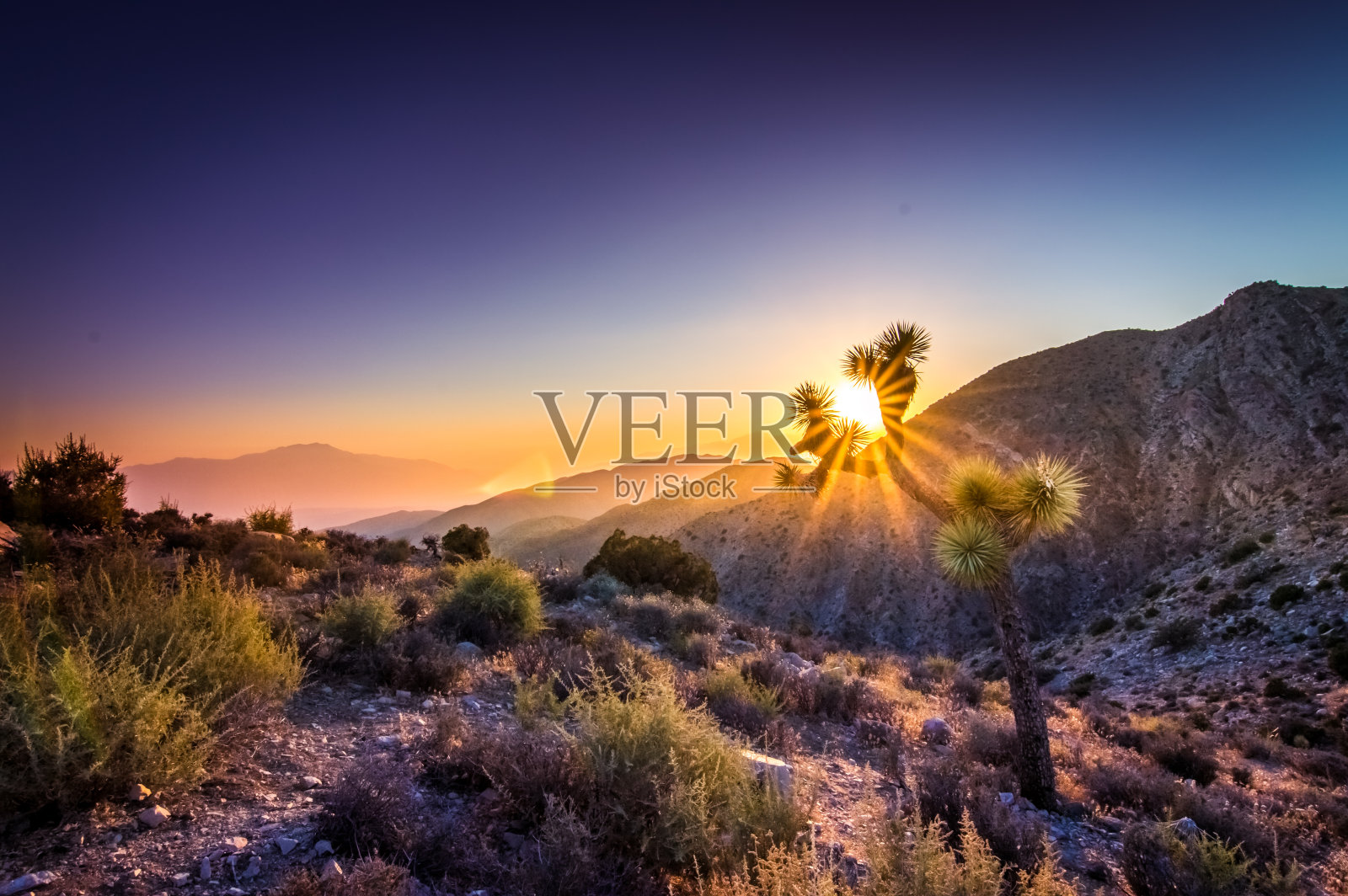 在日落时，剪影山对晴朗天空的风景照片摄影图片