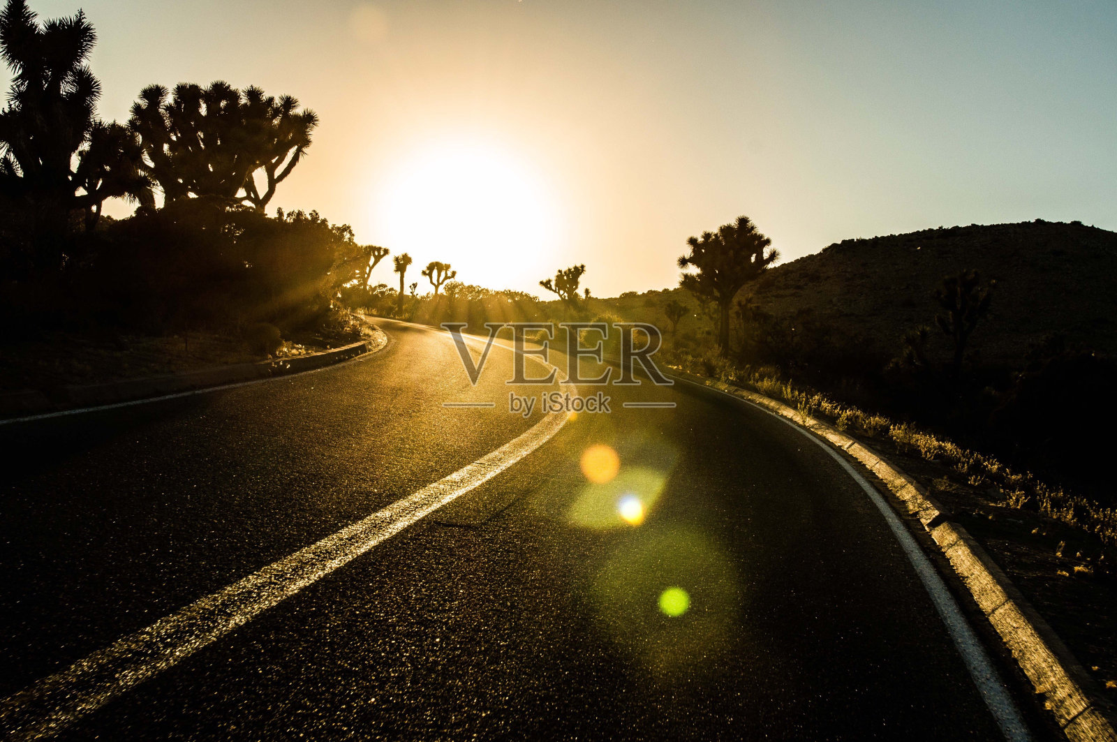 道路剪影树对天空在日落照片摄影图片