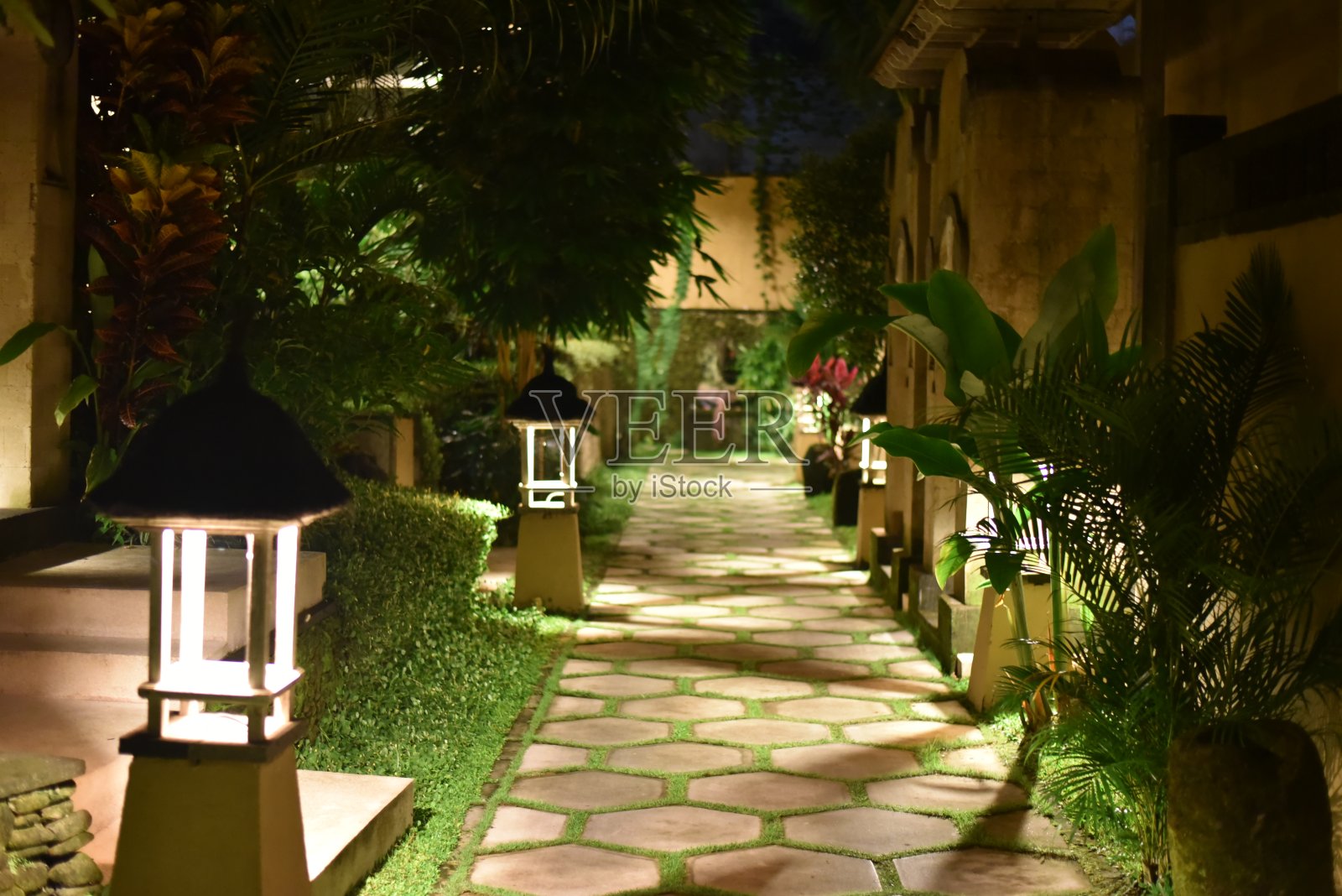 夜晚房屋间的小路照片摄影图片