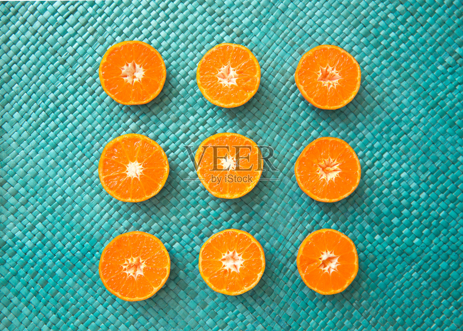 橙色水果在绿松石背景下的特写照片摄影图片