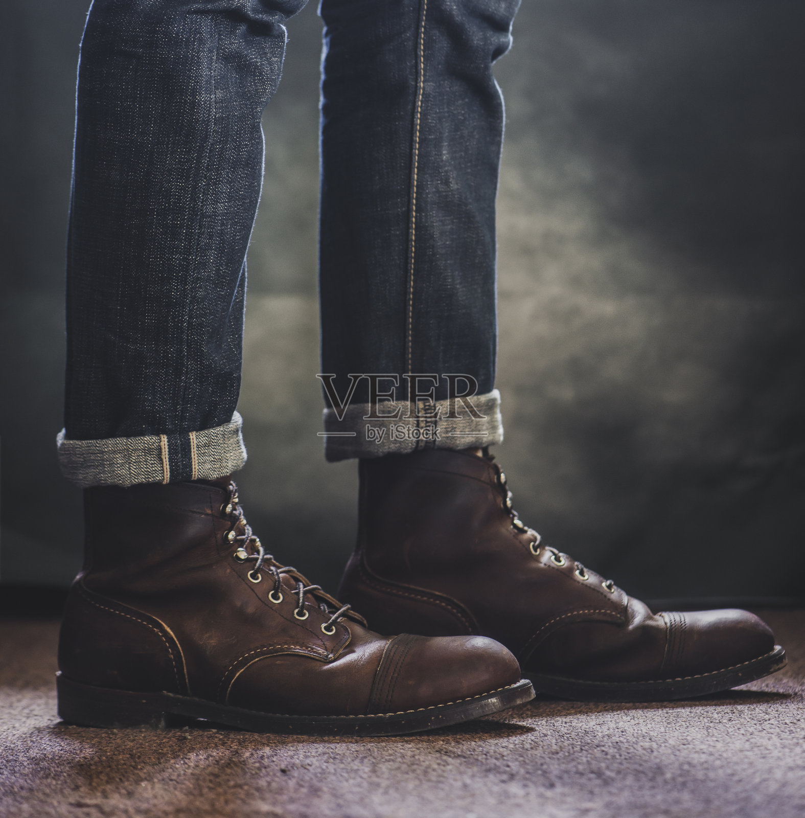 人行道上穿鞋的人的低段照片摄影图片