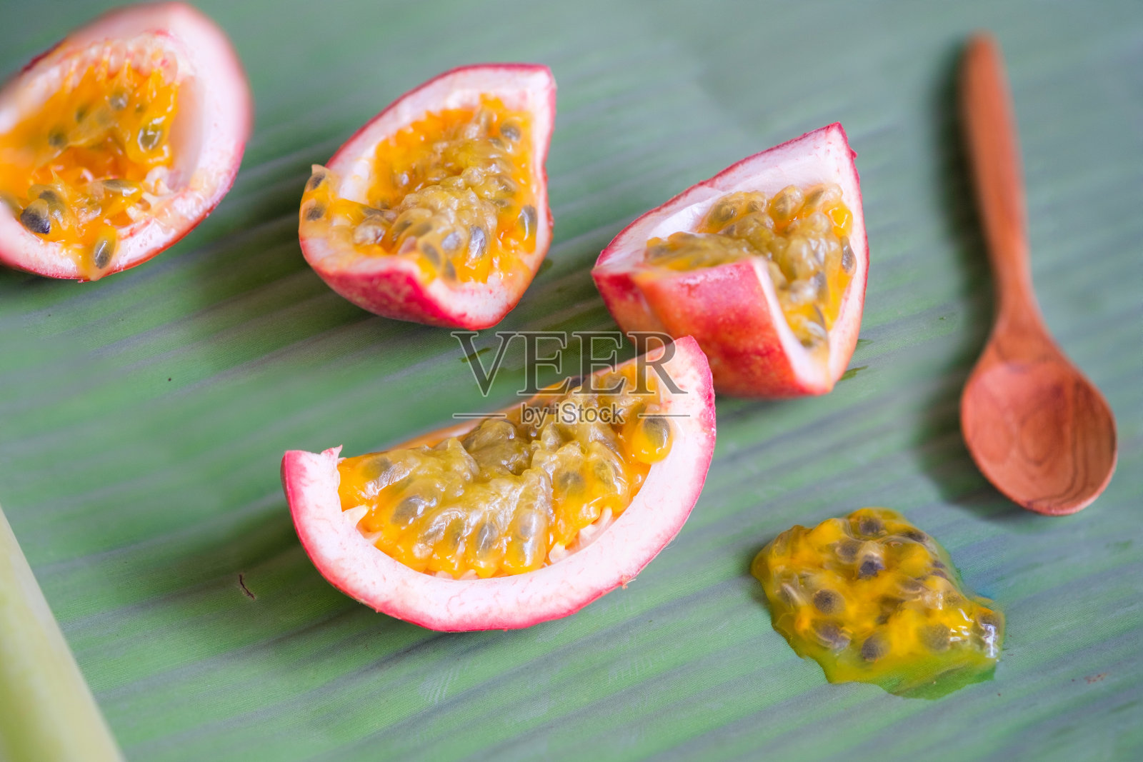 芭蕉叶上的百香果特写照片摄影图片