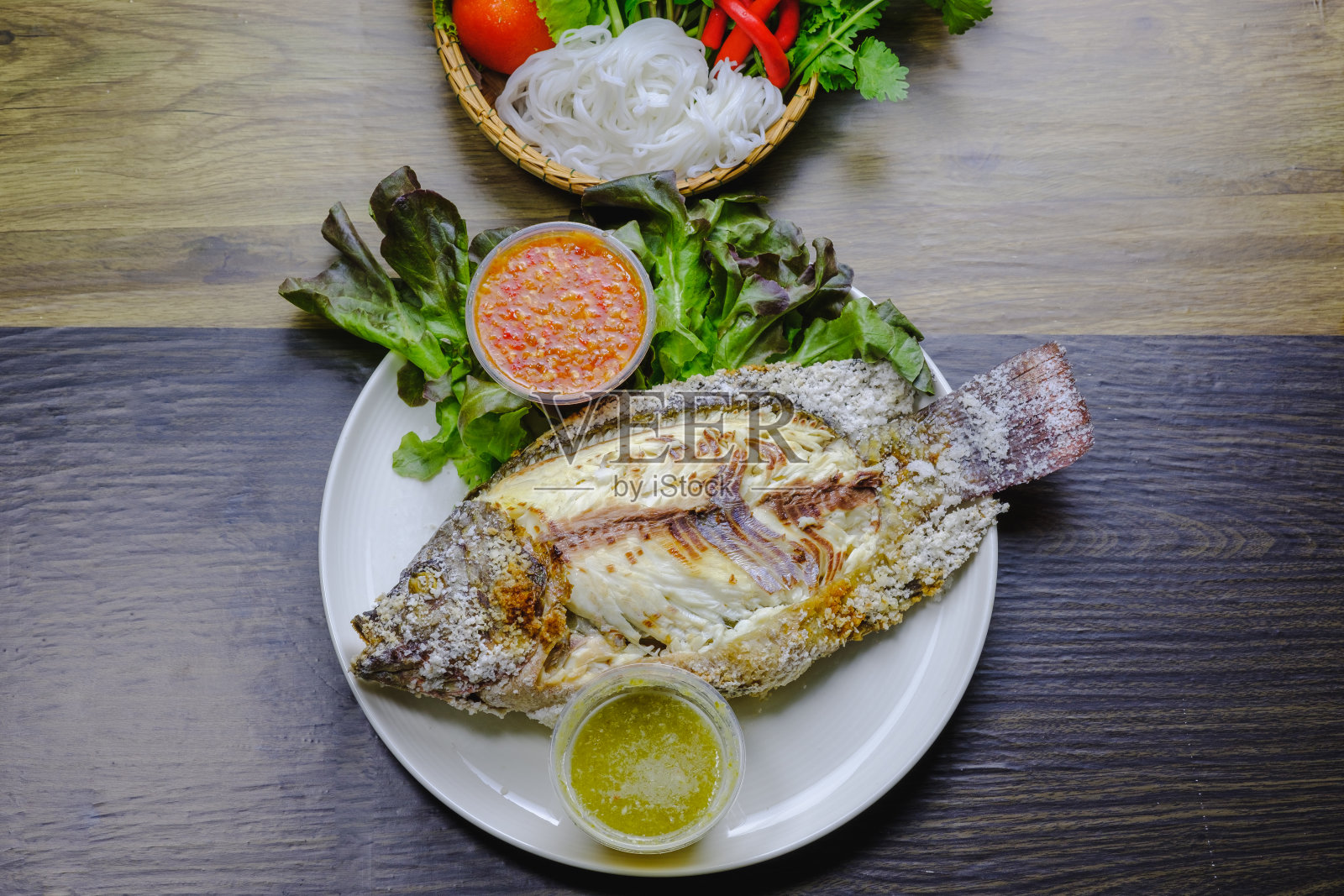 高角度的烤鱼泰国食物上桌照片摄影图片