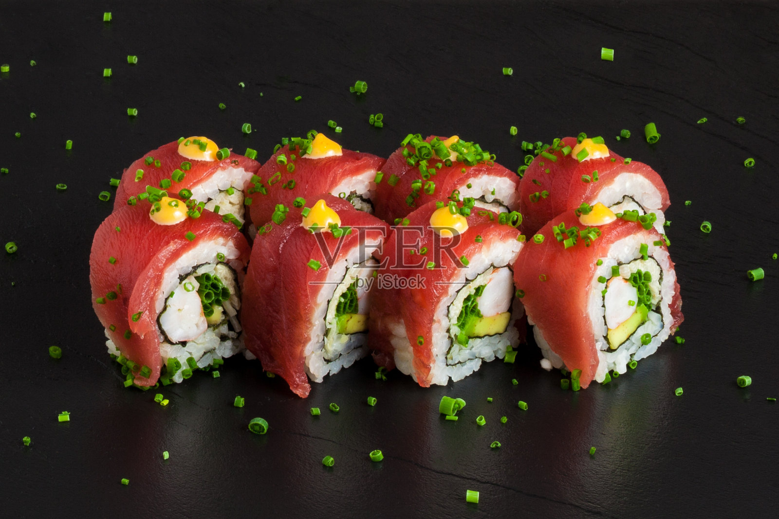 寿司在黑色背景上的特写照片摄影图片