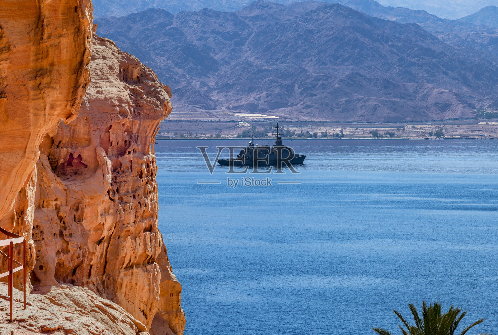 在中东红海巡逻的海军舰艇照片摄影图片