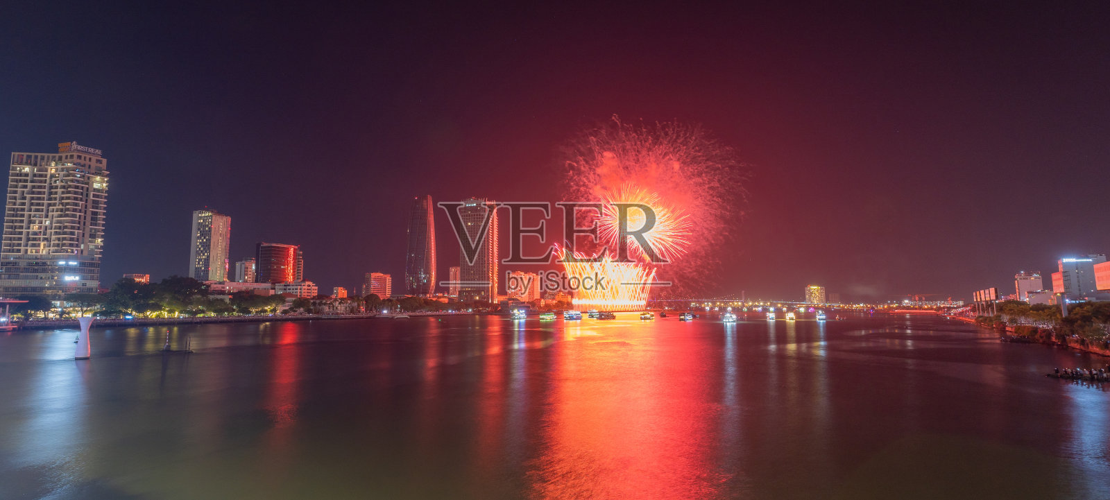 越南岘港市汉江上空，烟花照亮了天空。照片摄影图片