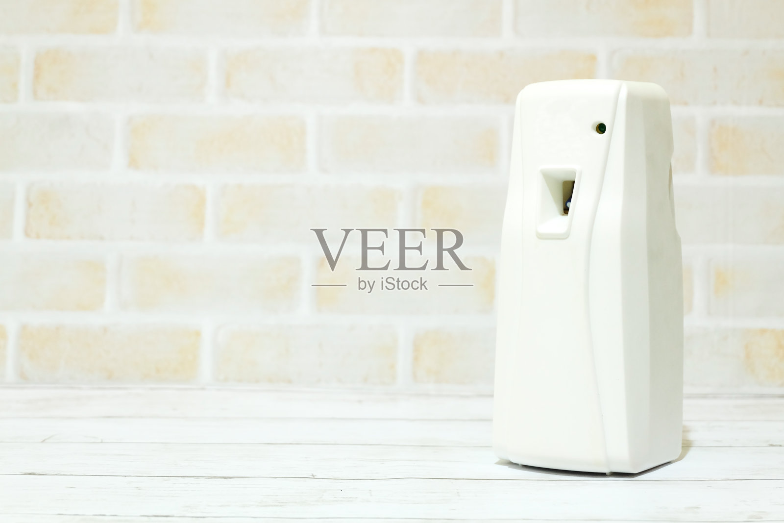 靠墙桌子上的空气清新剂特写照片摄影图片