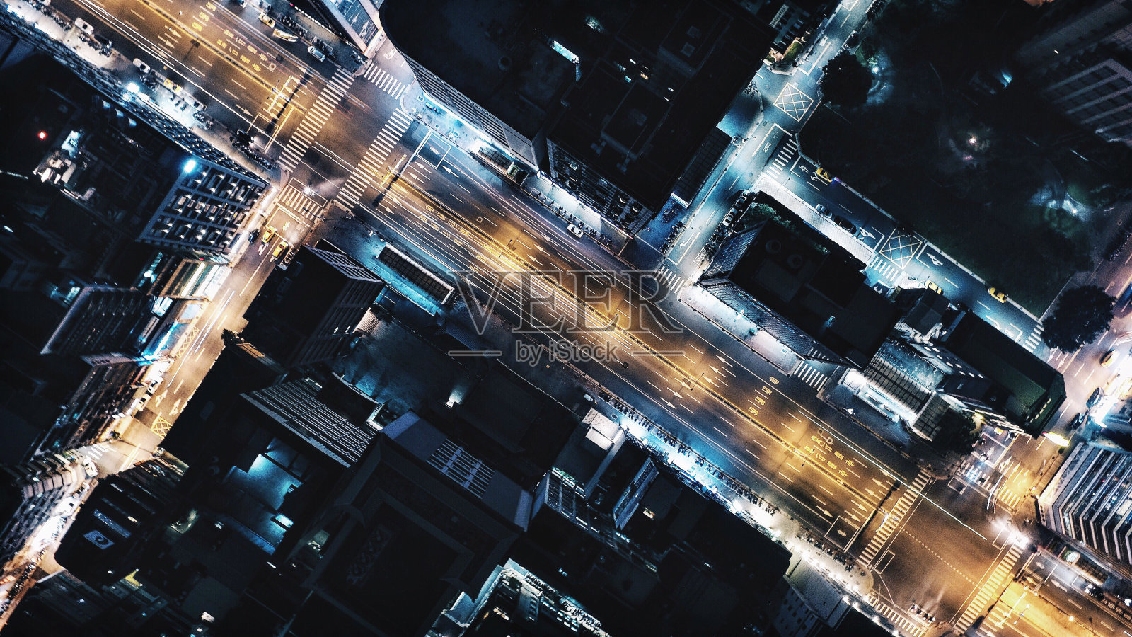 正上方拍摄的夜晚城市建筑物中的道路照片摄影图片