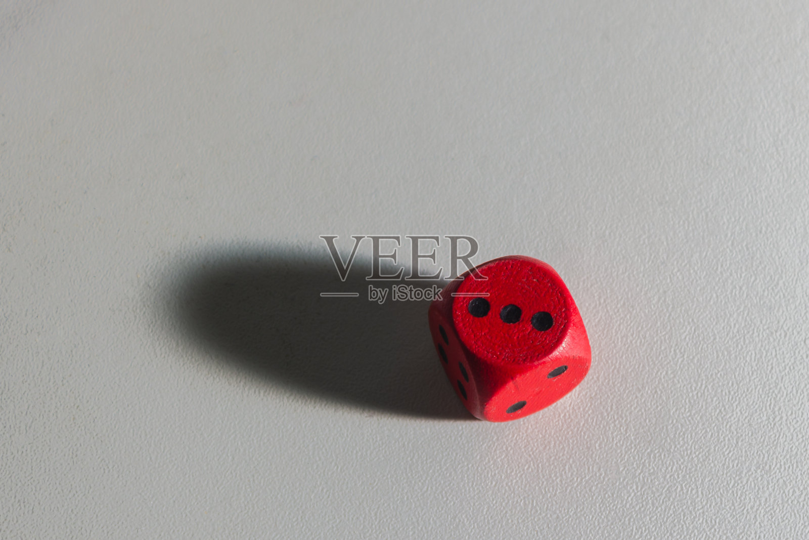 红色骰子在一个普通的背景照片摄影图片