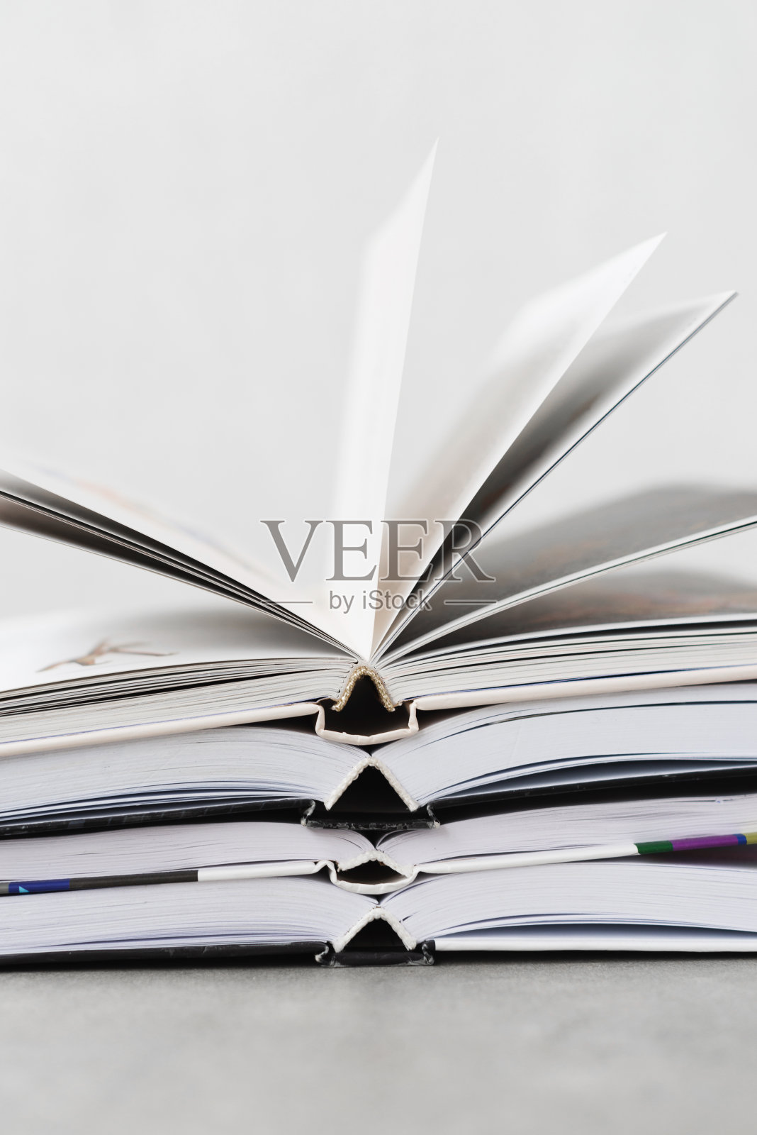 白色墙壁上的书，有拷贝空间，图书爱好者照片摄影图片