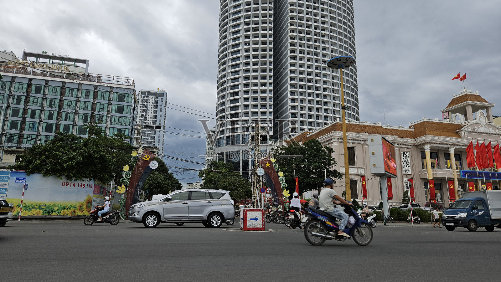 夏日夕阳下的越南芽庄市街头生活。照片摄影图片