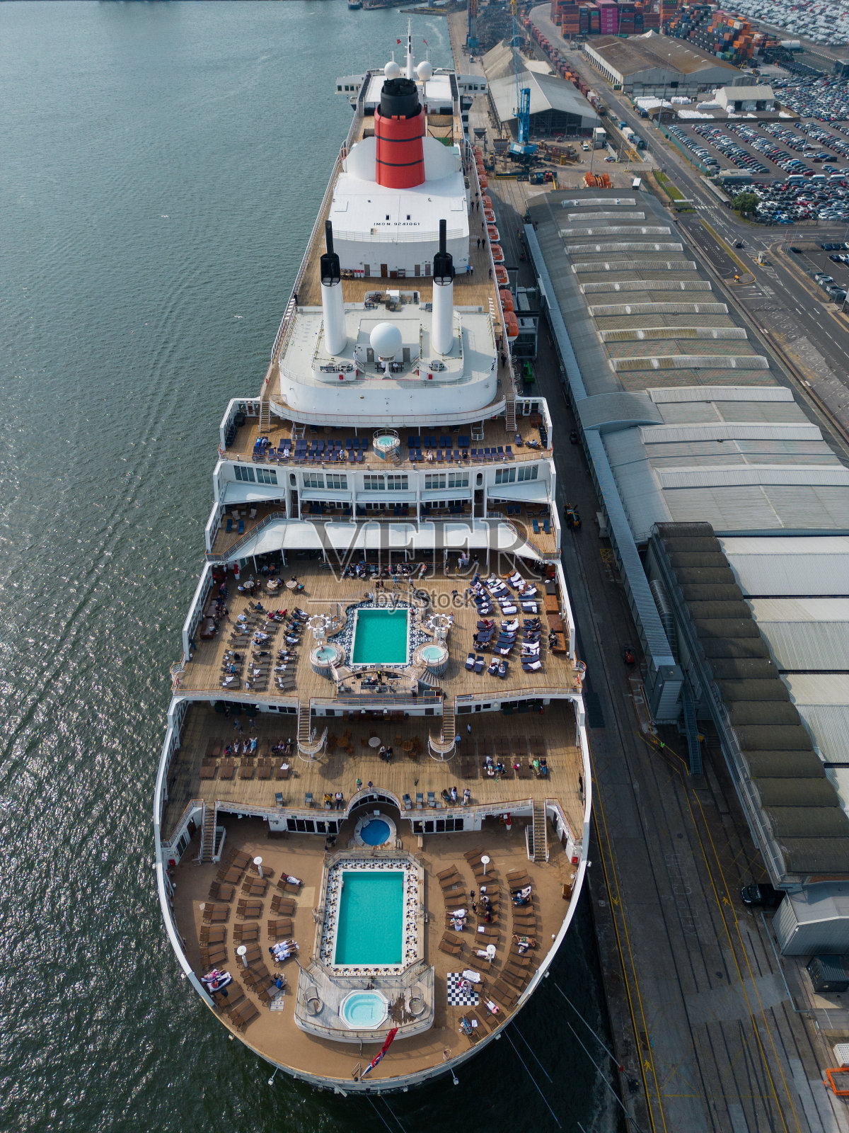 英国南安普顿的玛丽女王2号游轮船尾垂直空中照片摄影图片