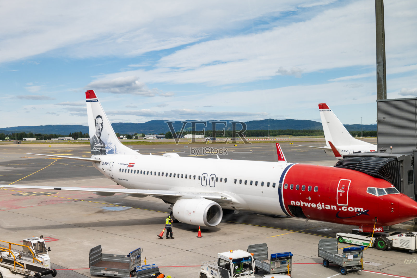 挪威航空公司的穿梭飞机停在挪威奥斯陆机场照片摄影图片