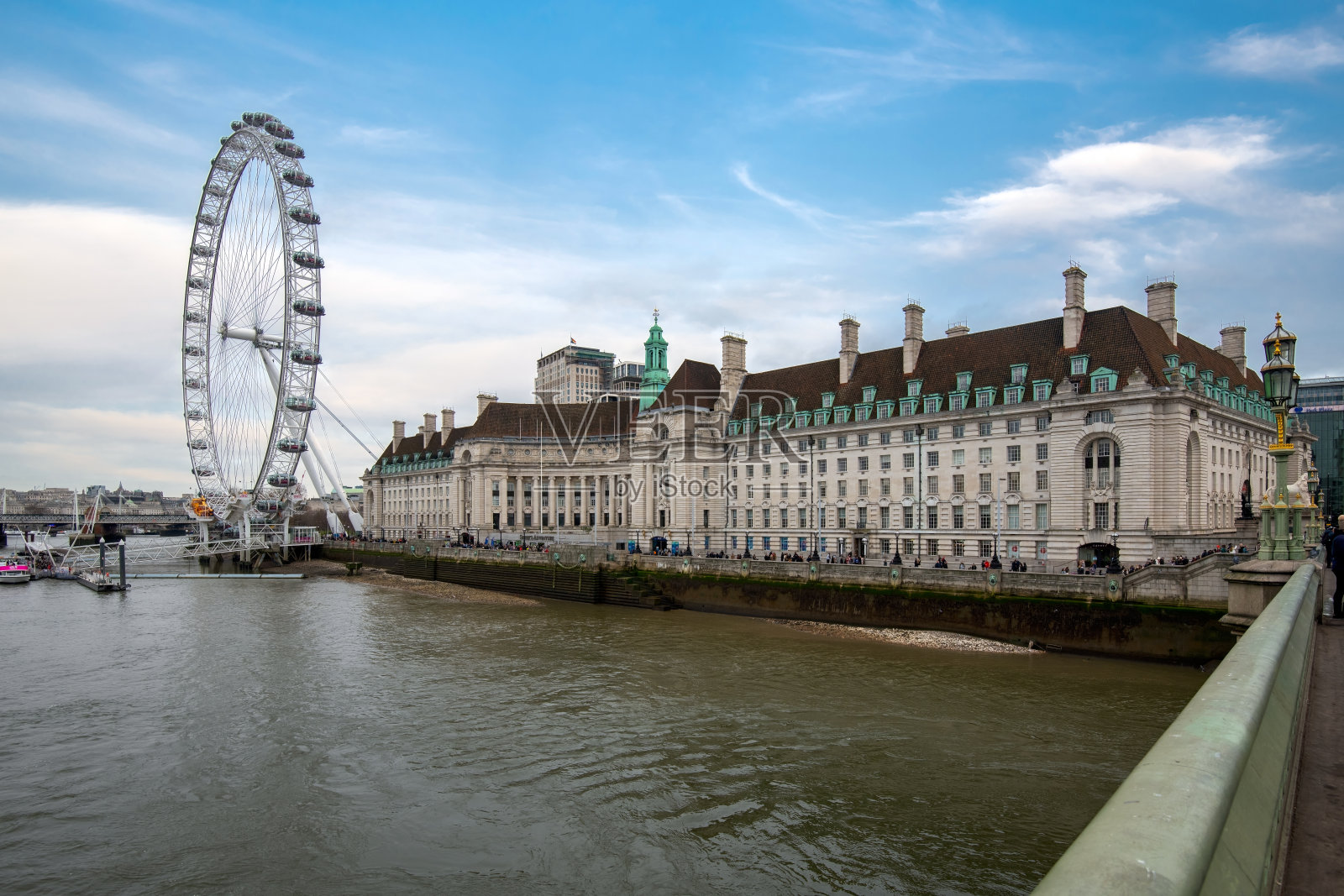 泰晤士河南岸的伦敦眼照片摄影图片