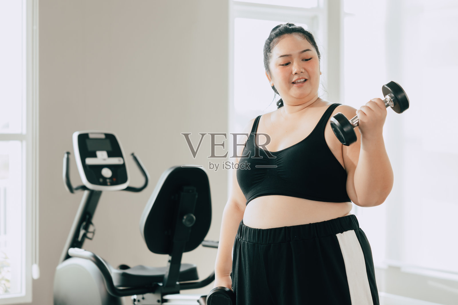 胖女人锻炼肌肉在健身运动俱乐部度假活动的生活方式照片摄影图片