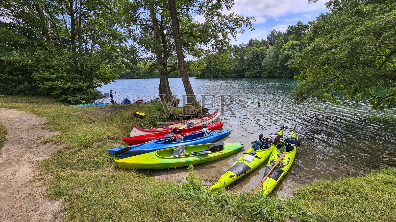 德国Feldberg Seenlandschaft湖区——游客在施马勒卢津湖上划独木舟照片摄影图片