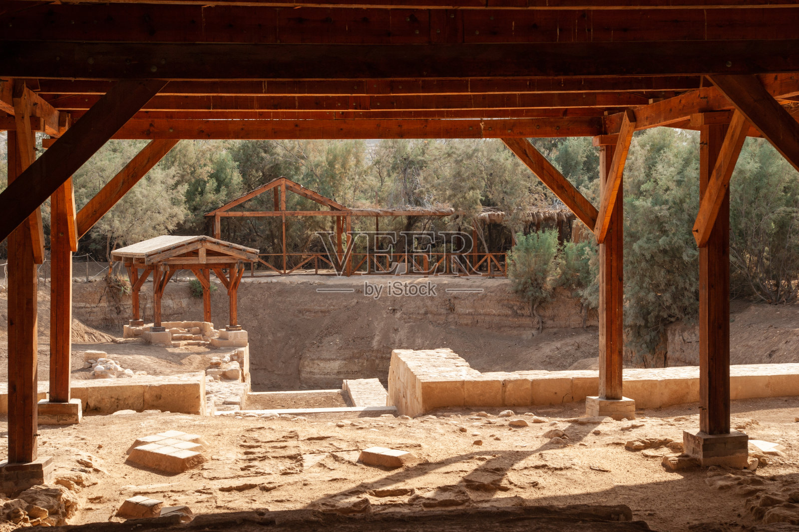 约旦哈拉尔干河：耶稣基督的洗礼地，基督教圣地。三座拜占庭教堂遗址和带有十字架的石柱底座。照片摄影图片