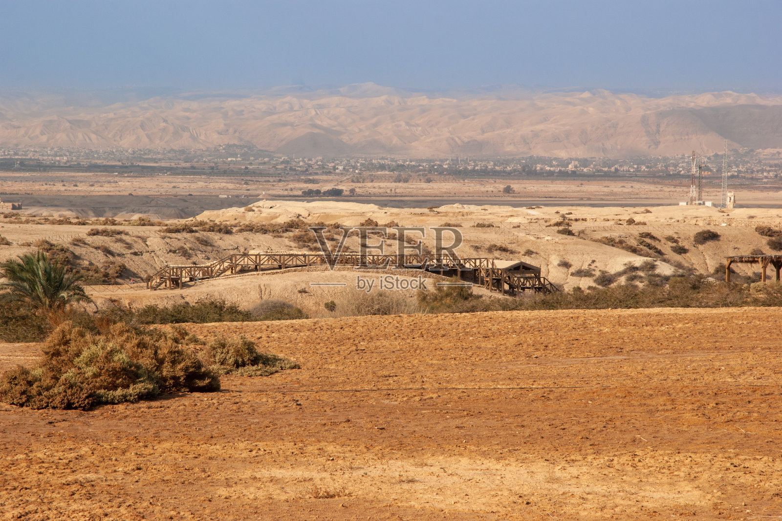 约旦哈拉尔干河：耶稣基督的洗礼地，基督教圣地。三座拜占庭教堂遗址和带有十字架的石柱底座。照片摄影图片