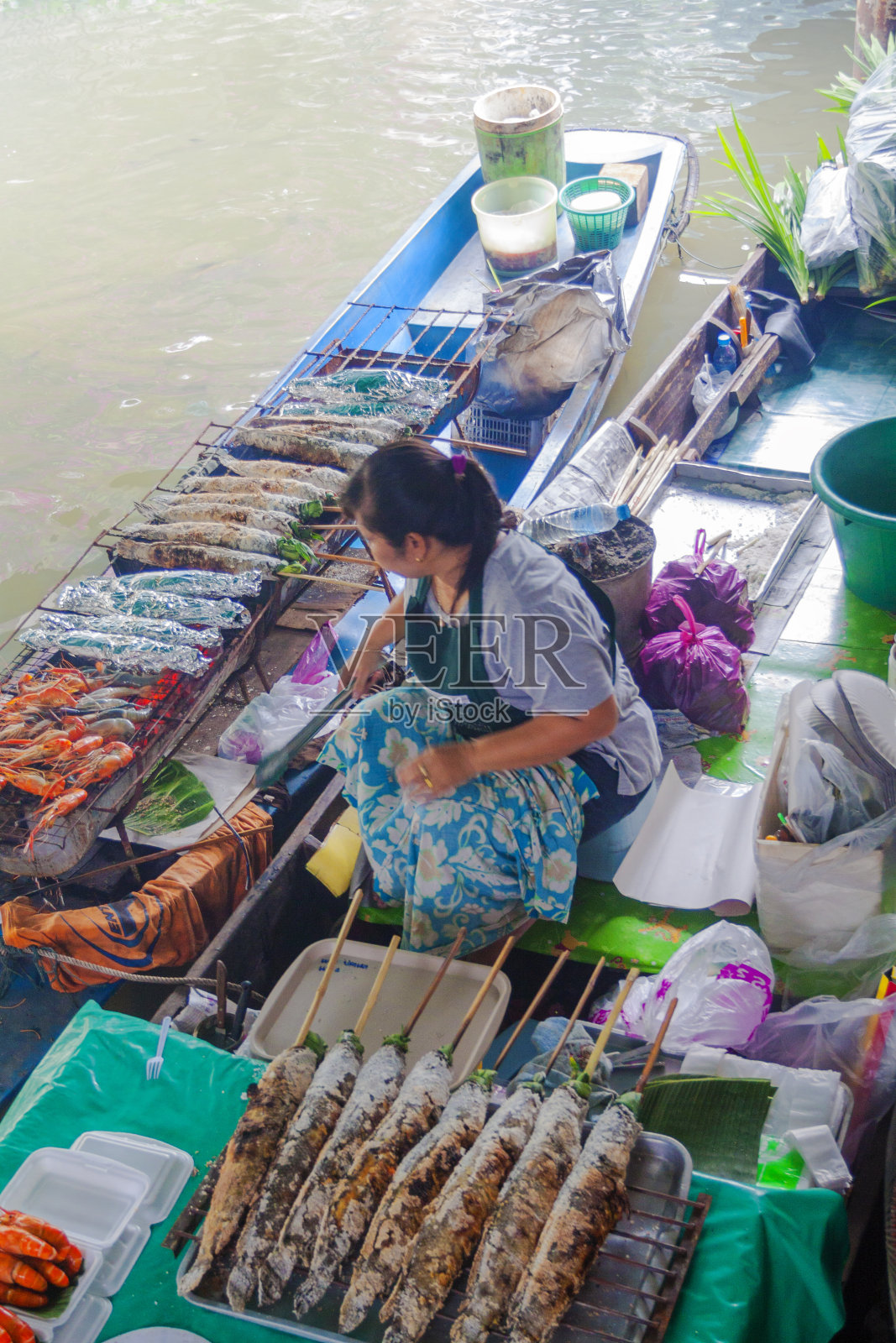 在船上用很多食材和食物烹饪泰国女人照片摄影图片