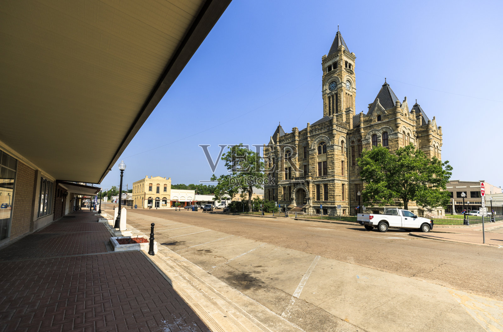 历史悠久的法院坐落在德克萨斯镇中心。罗马式复兴建筑展示了德克萨斯州拉瓦卡县的哈莱茨维尔遗产照片摄影图片