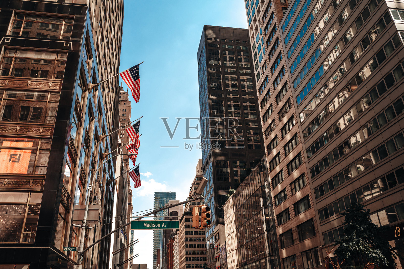 在纽约市中心，曼哈顿，有美国国旗的现代建筑照片摄影图片