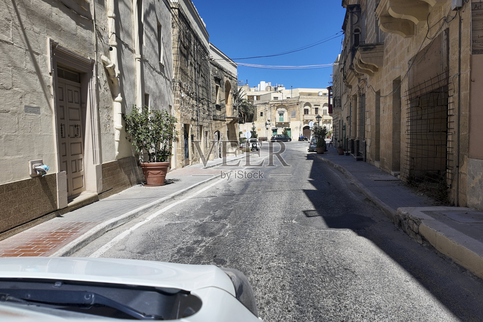 视角视角驾车穿过戈佐岛的老村庄照片摄影图片