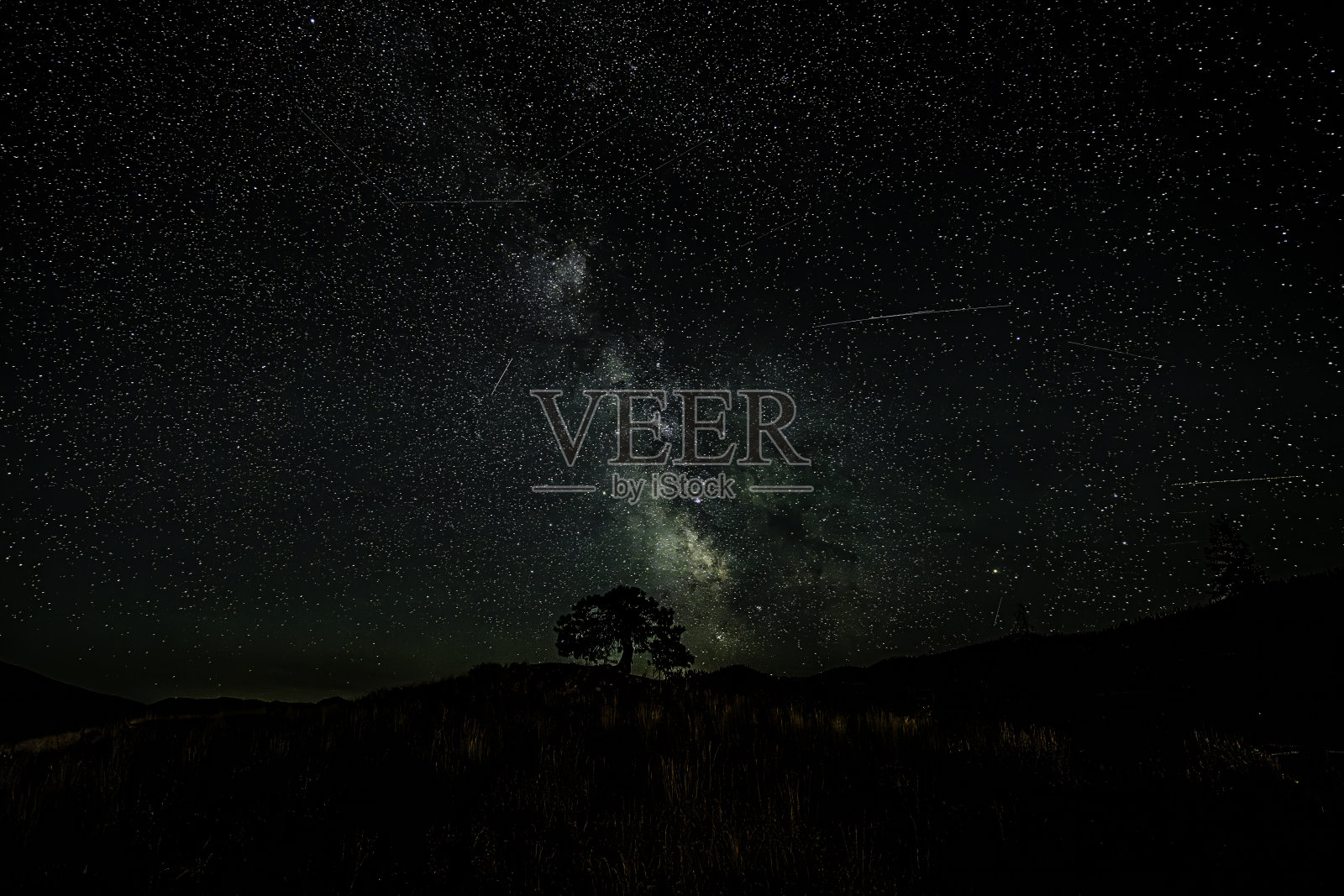 银河，星光熠熠的天空，英仙座流星照片摄影图片