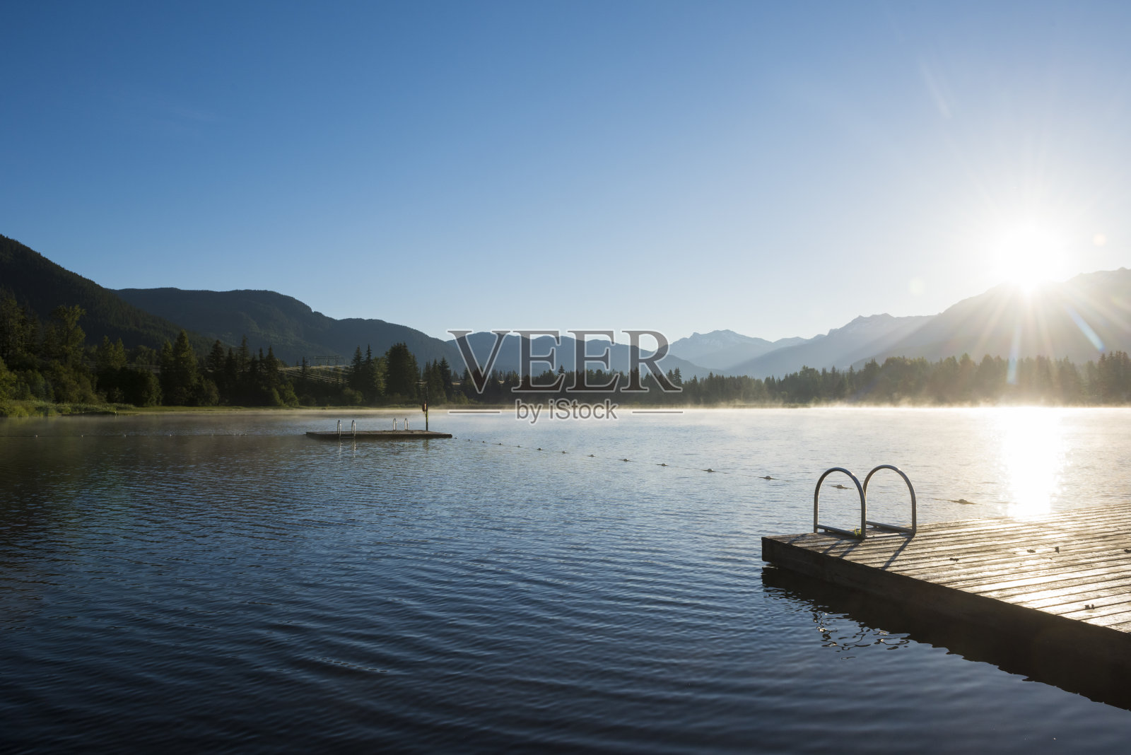晨雾和山湖照片摄影图片