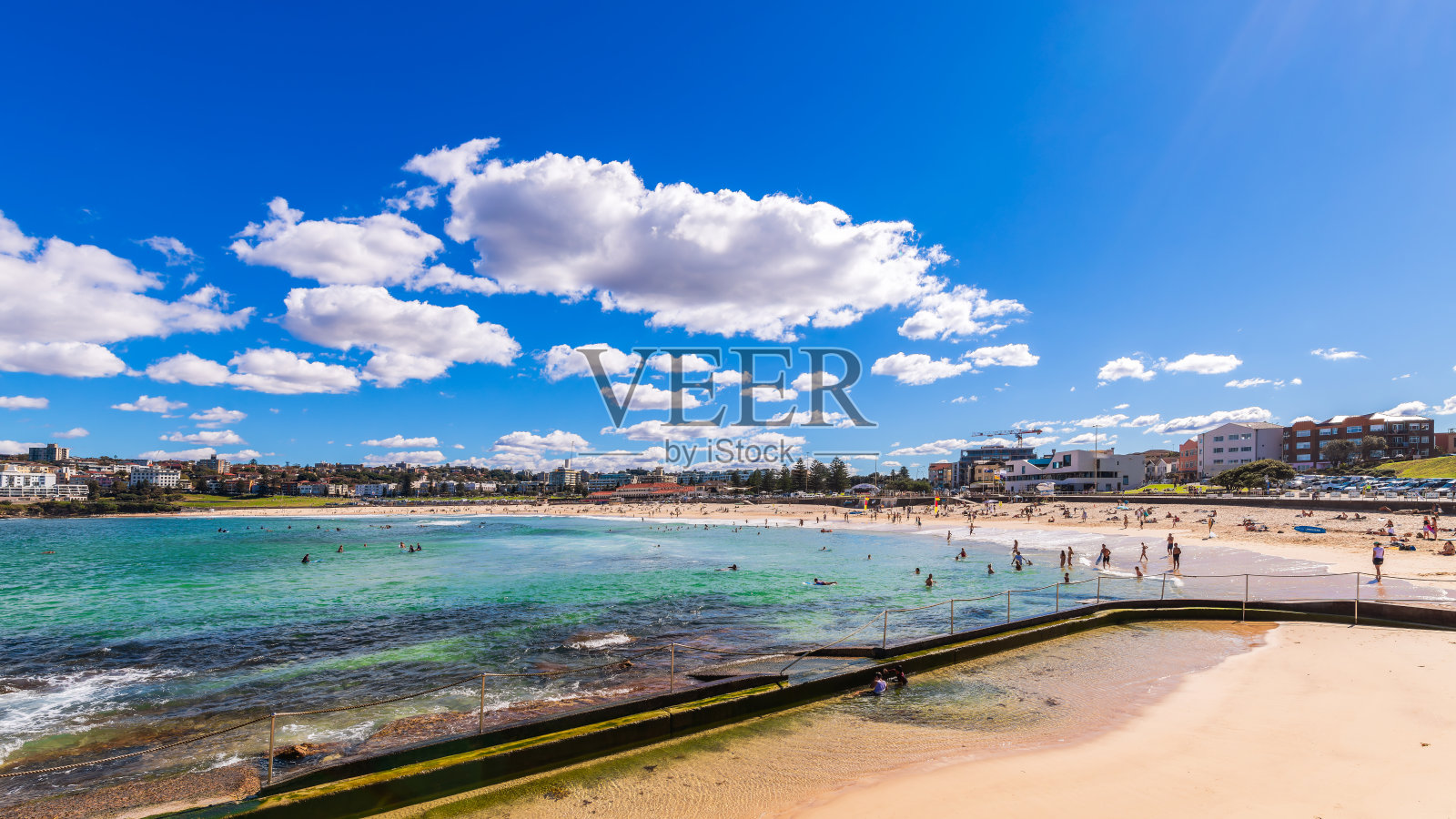 在温暖的一天和人们在邦迪海滩照片摄影图片