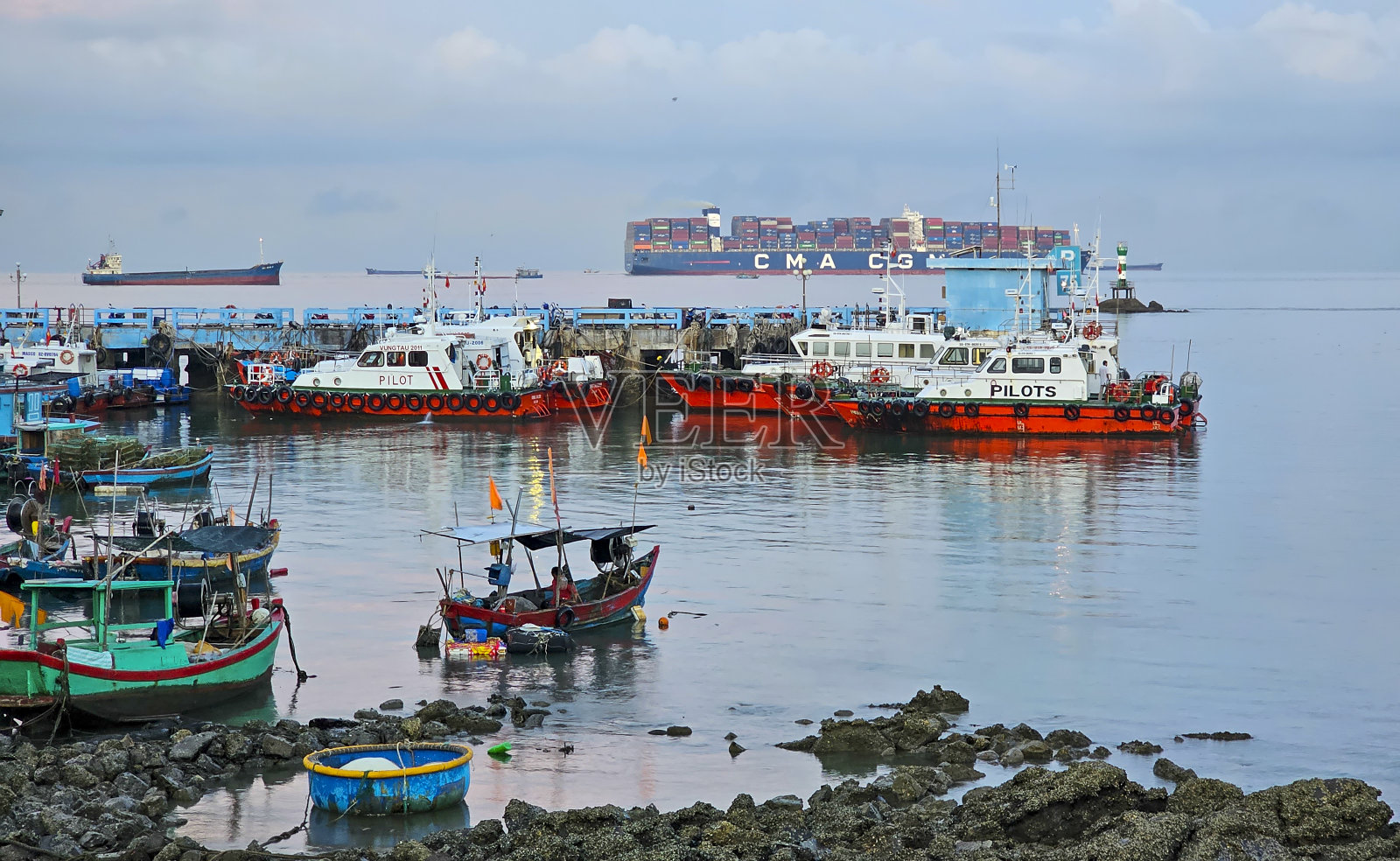 清晨在海上，昂头市照片摄影图片