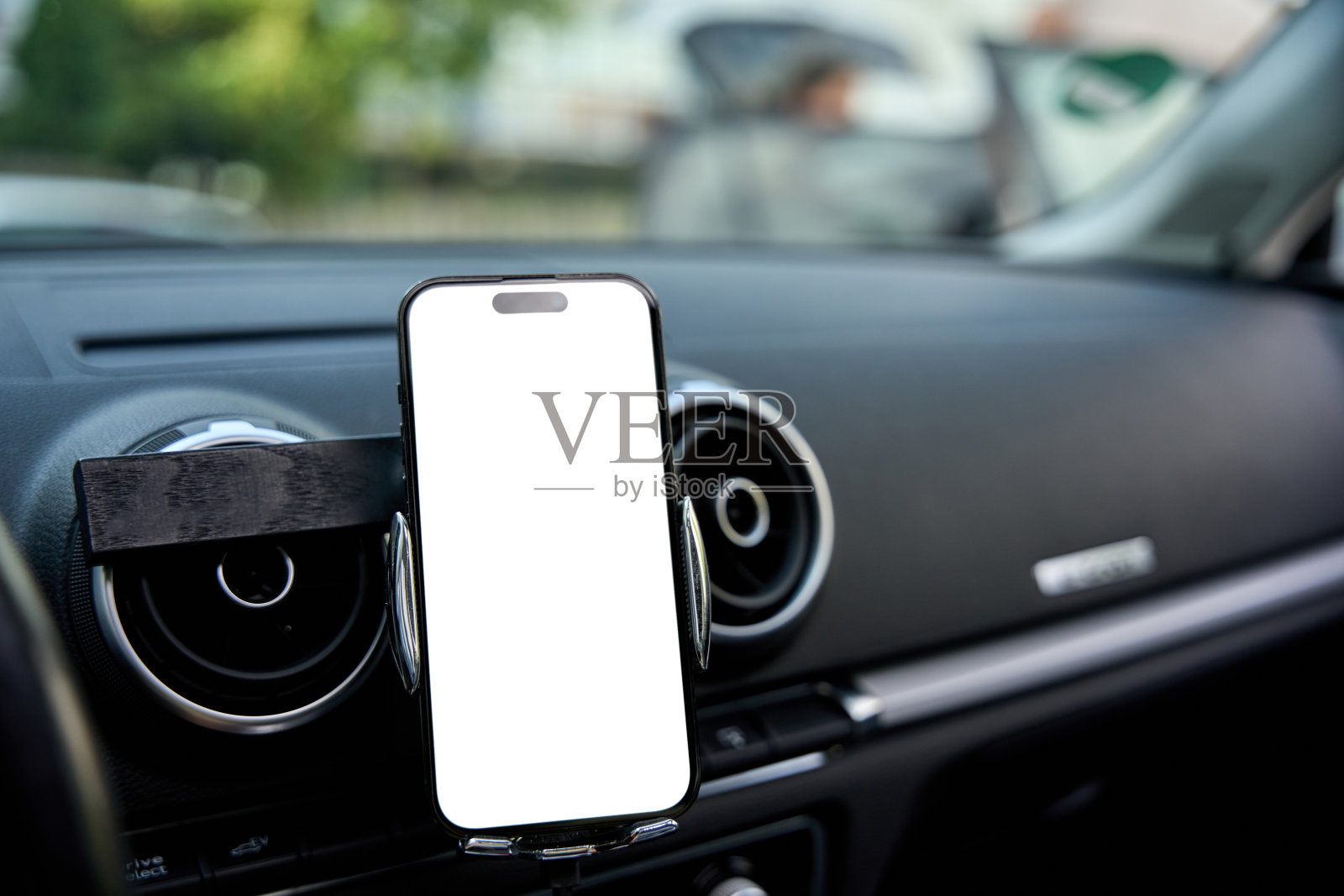 车内的手机座和白屏手机照片摄影图片