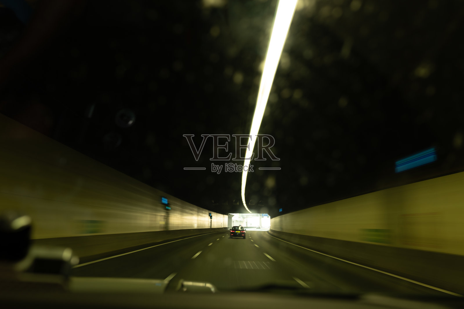 在隧道中行驶时透过挡风玻璃拍摄的照片照片摄影图片