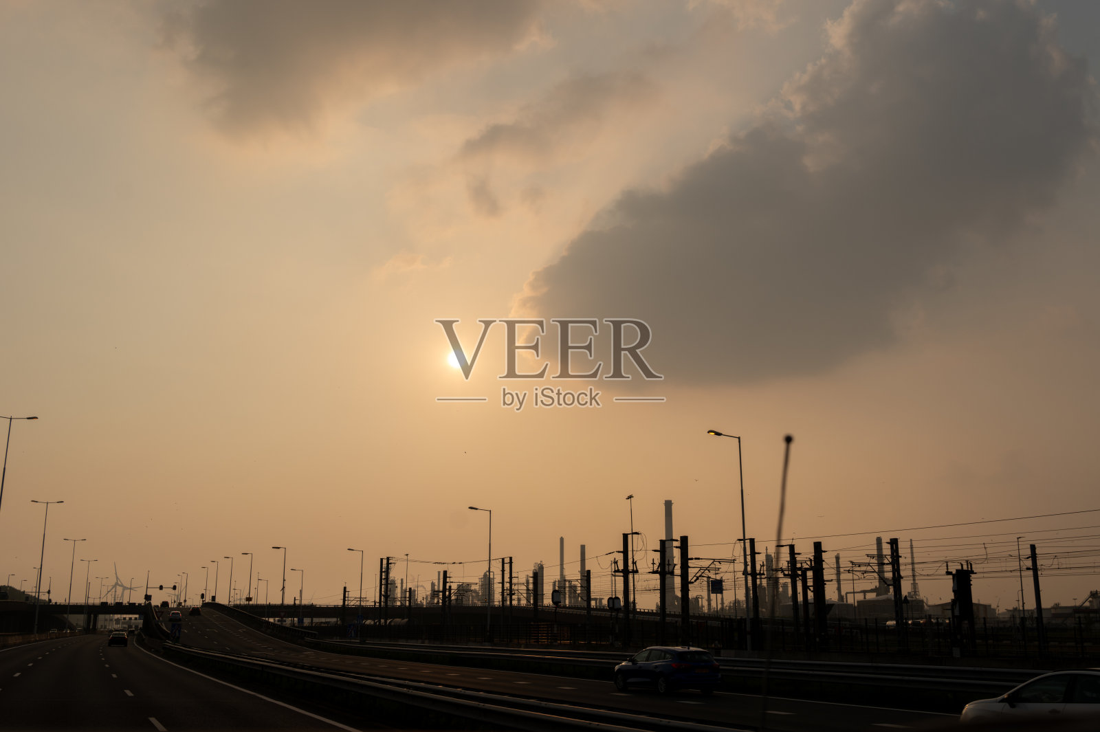 日落时城市的剪影照片摄影图片