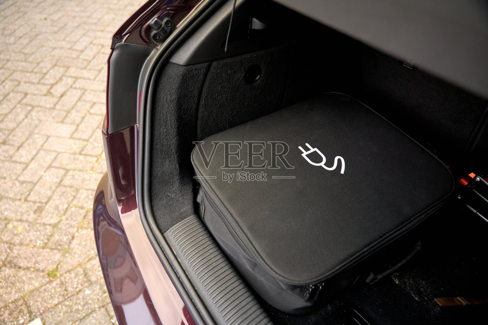 电动汽车充电器照片摄影图片