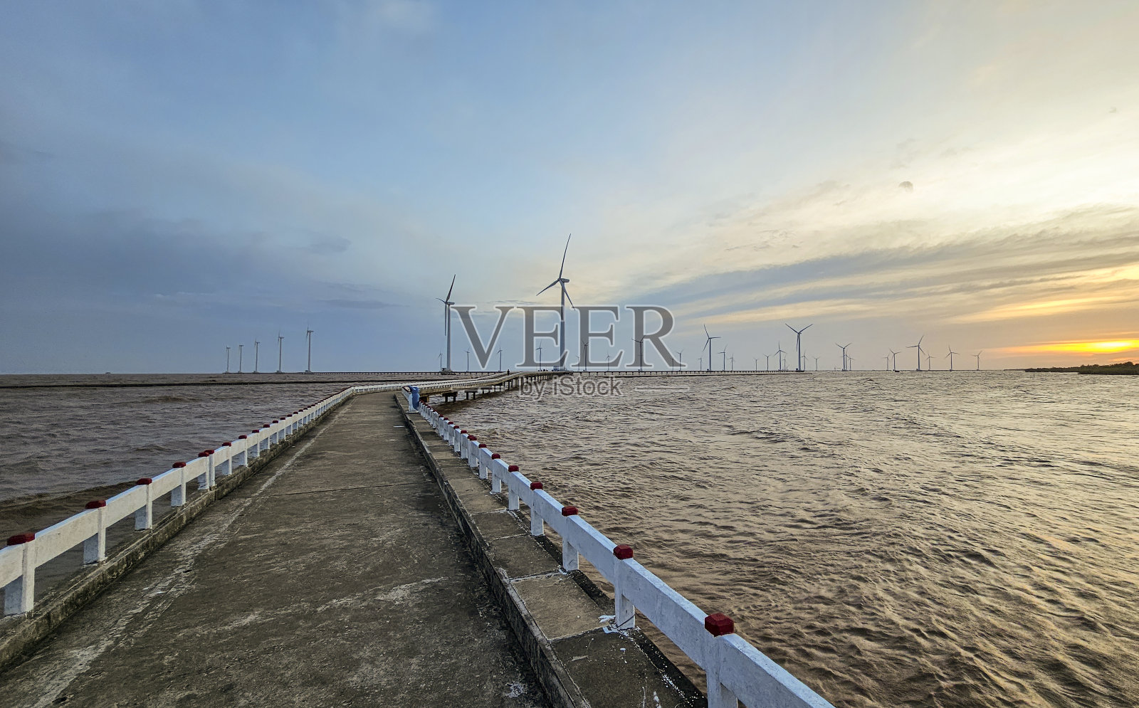 北寮省的风力发电厂，越南最大的风力发电厂之一照片摄影图片