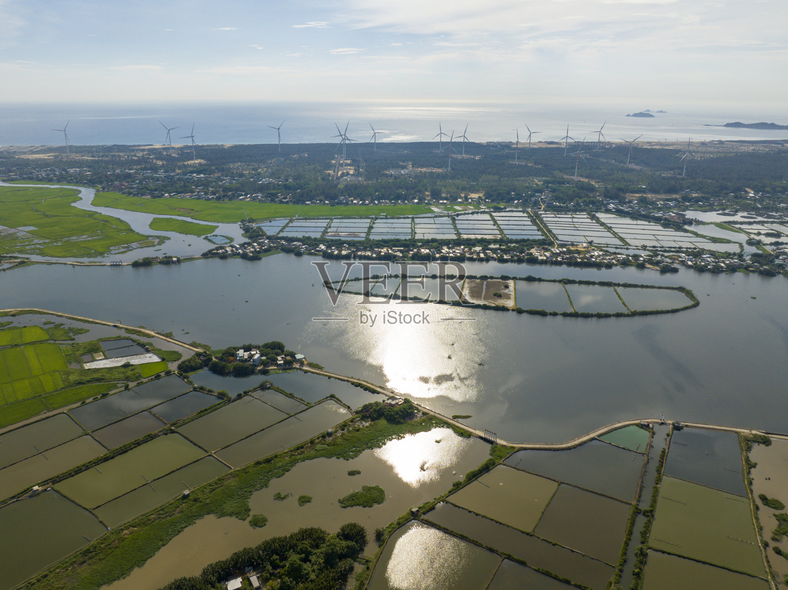 Thi Nai泻湖和越南中部的乡村，远处是平定省的风力涡轮机照片摄影图片