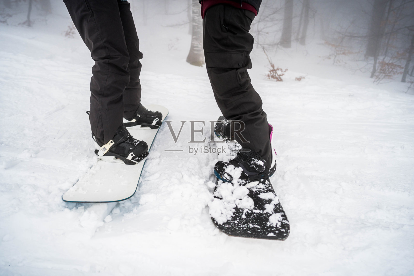 两个滑雪者在雪山上照片摄影图片
