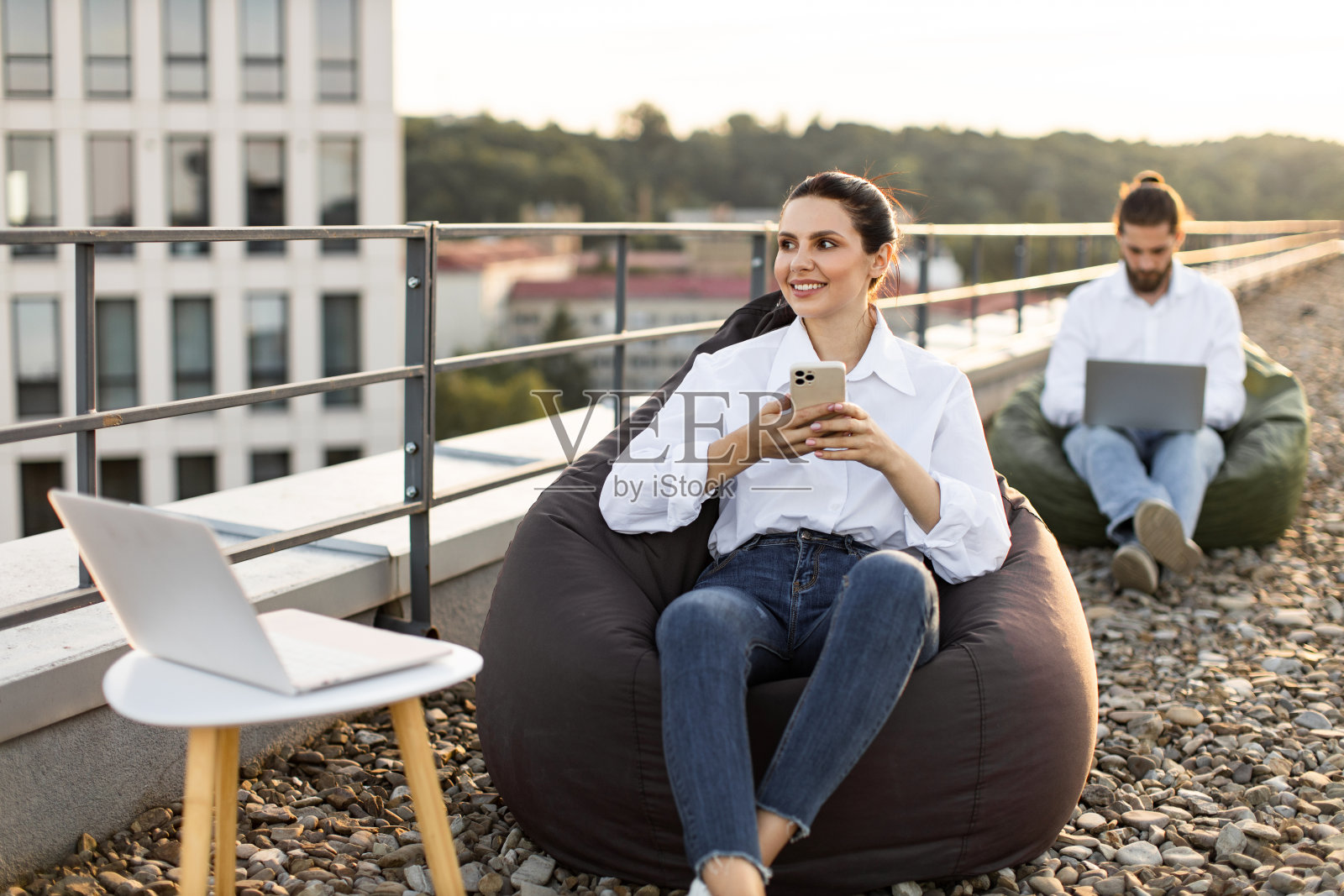 在屋顶上工作的同事照片摄影图片