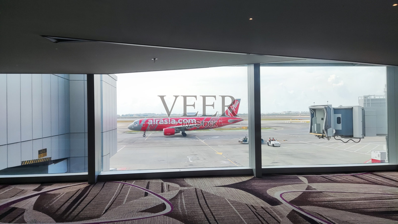 亚洲航空飞机准备在跑道上起飞照片摄影图片