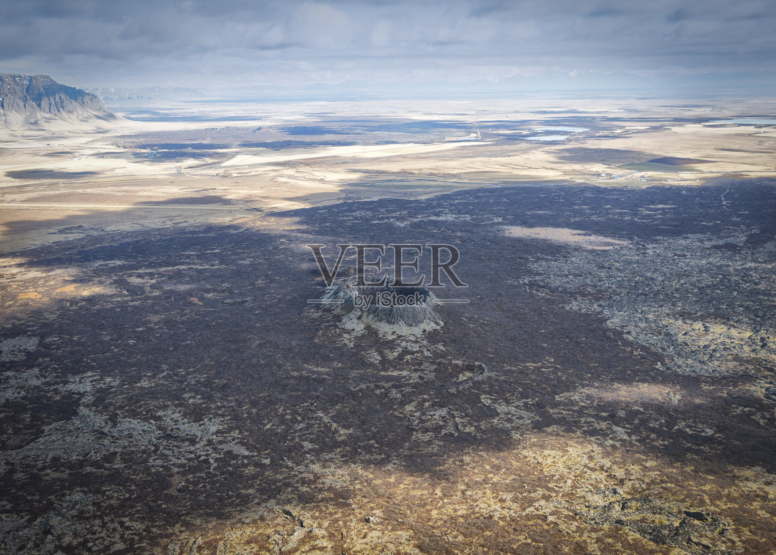 冰岛的经典景观，一座休眠火山。冰岛东南部照片摄影图片