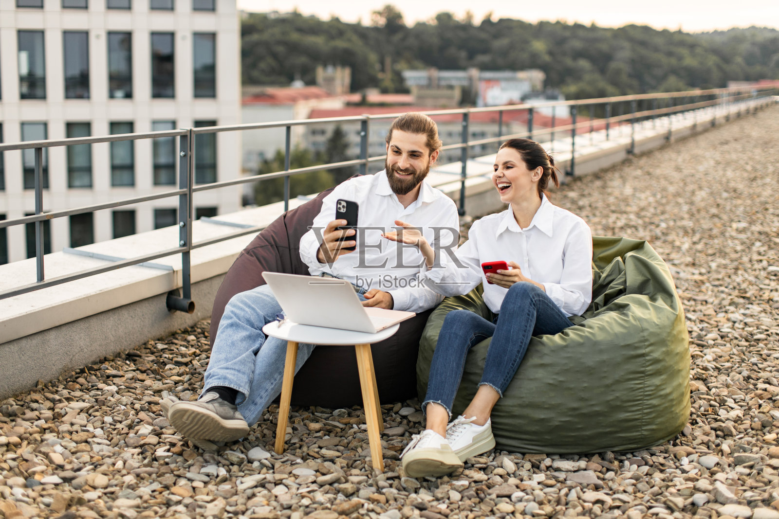 同事们在办公室的屋顶上谈笑风生照片摄影图片