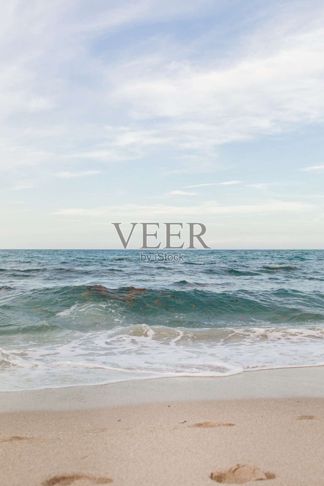 2024年夏天，日落时分，佛罗里达州辛格岛的沙滩海岸部分多云照片摄影图片