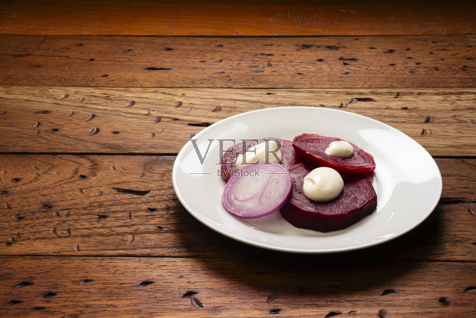 加蛋黄酱的甜菜沙拉照片摄影图片