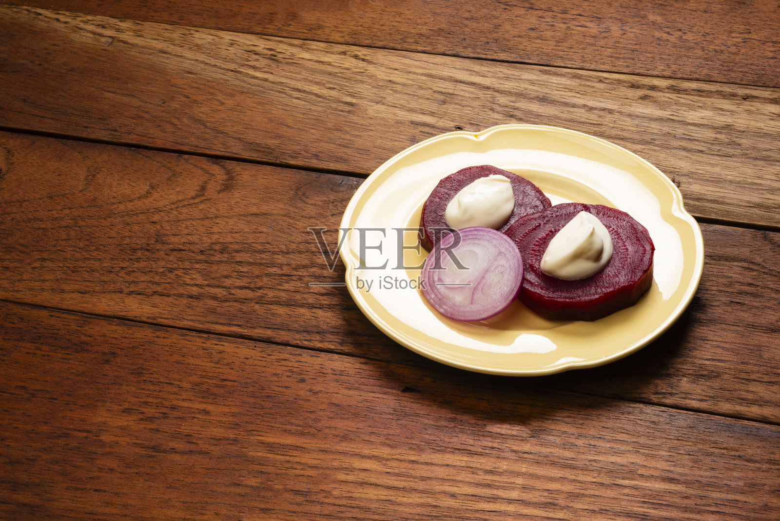 加蛋黄酱的甜菜沙拉照片摄影图片