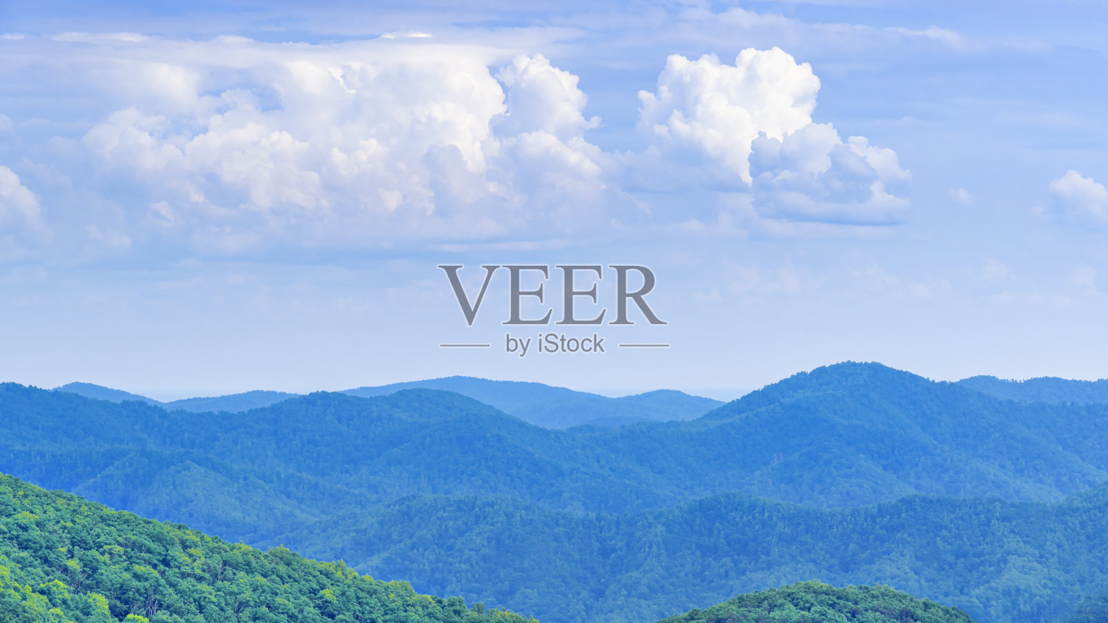 沿着蓝岭公园大道:三山脊山俯瞰，弗吉尼亚州照片摄影图片