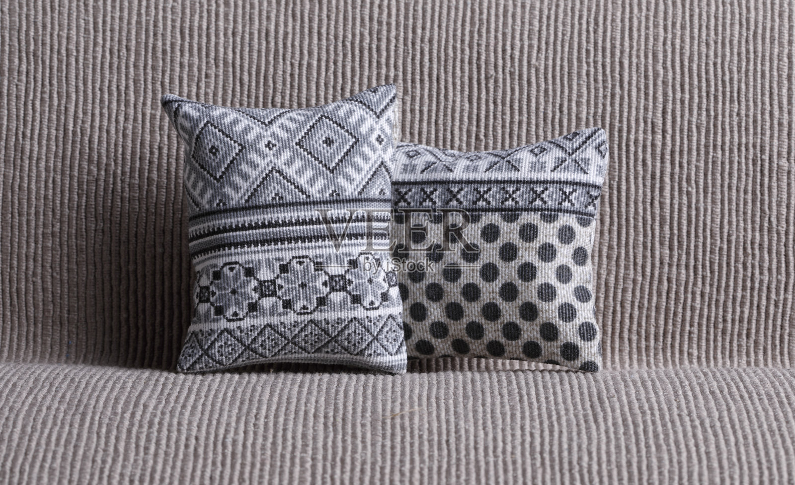 两个几何图案的枕头照片摄影图片