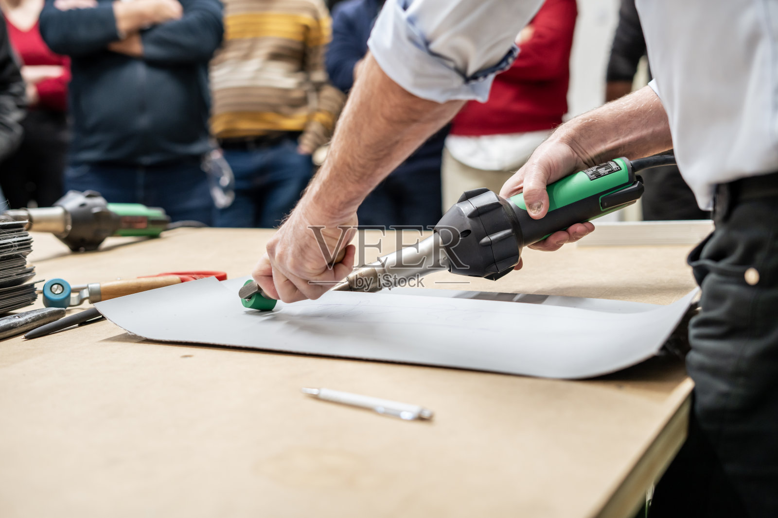 用焊接机进行PVC膜水平焊接照片摄影图片