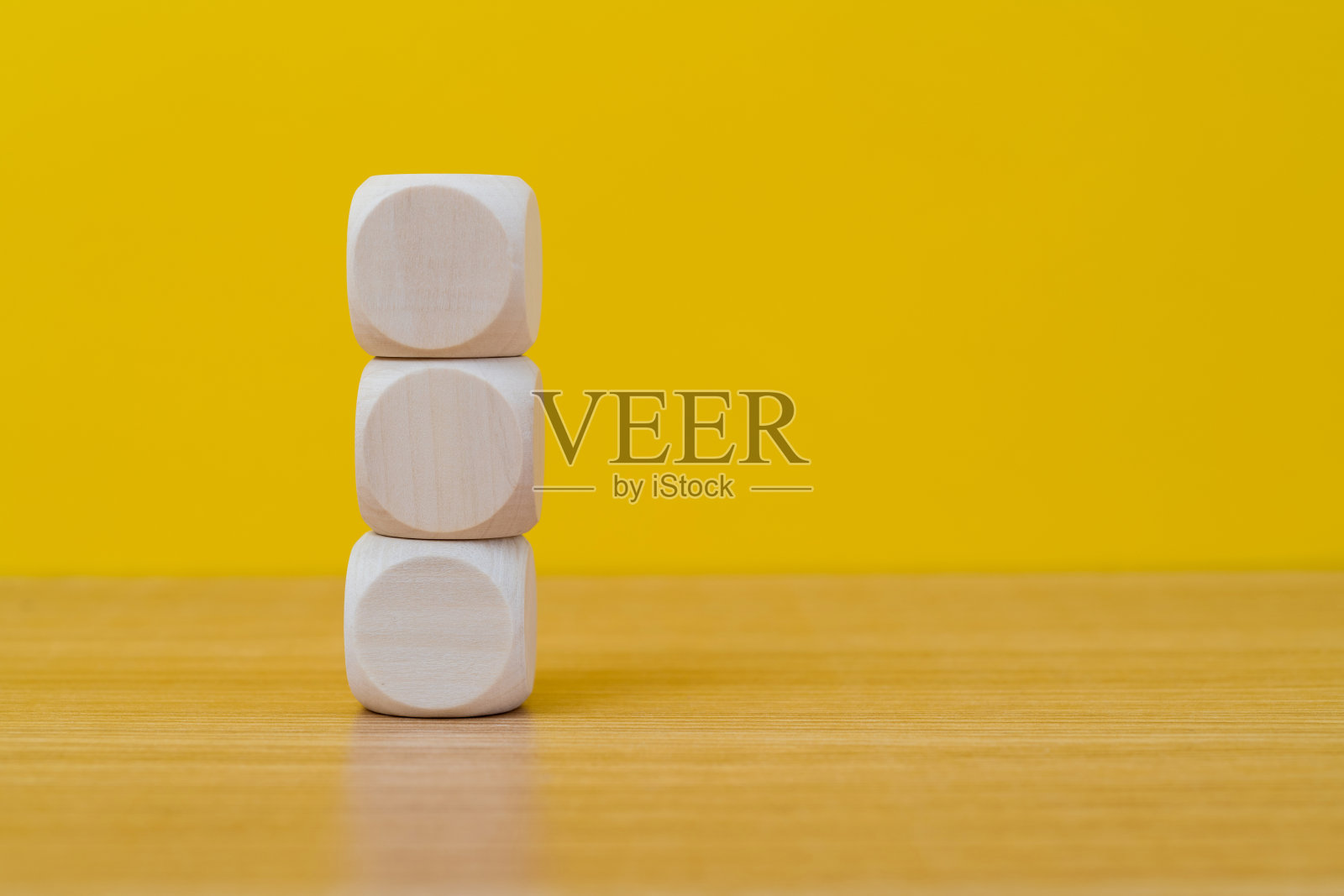 桌子上有三个方块形状照片摄影图片