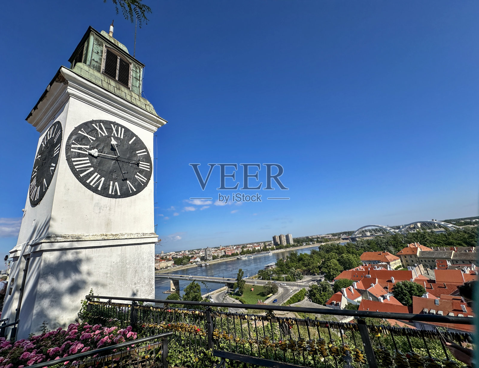 诺维萨德的钟楼照片摄影图片