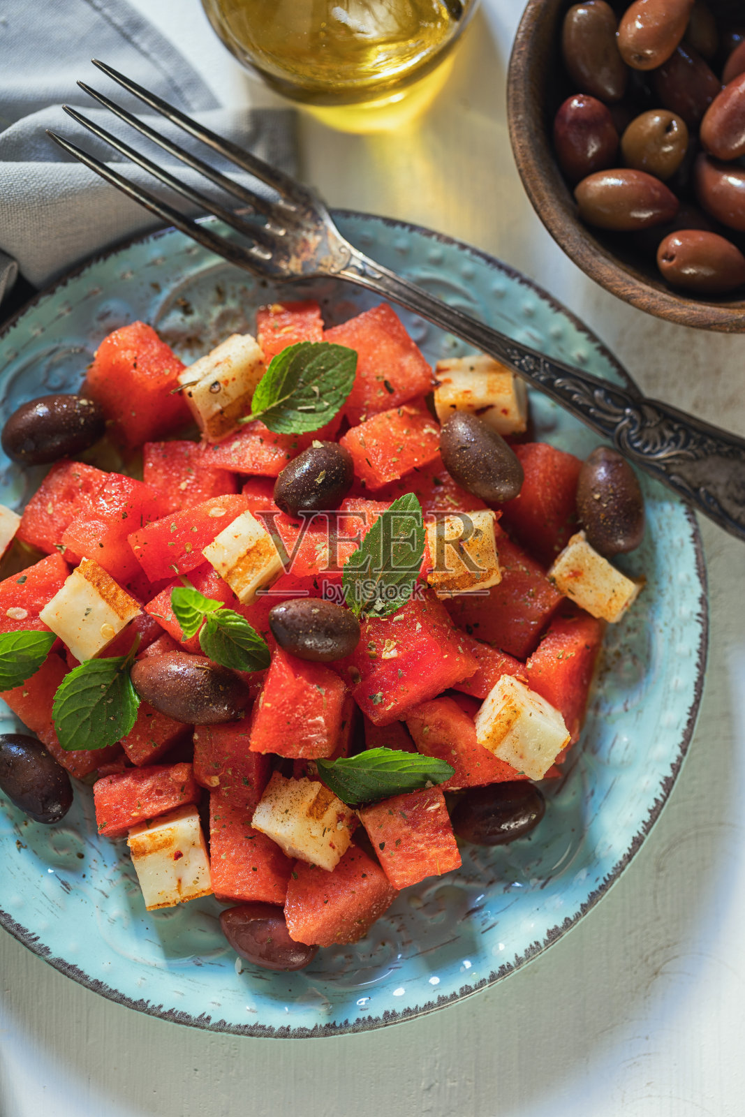 西瓜沙拉配烤哈鲁米奶酪照片摄影图片